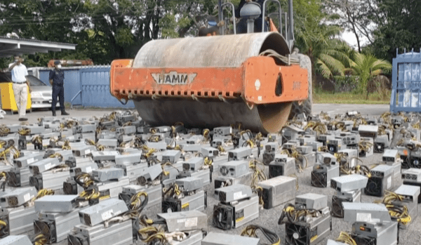 马来西亚警方碾碎上千台比特币挖矿机