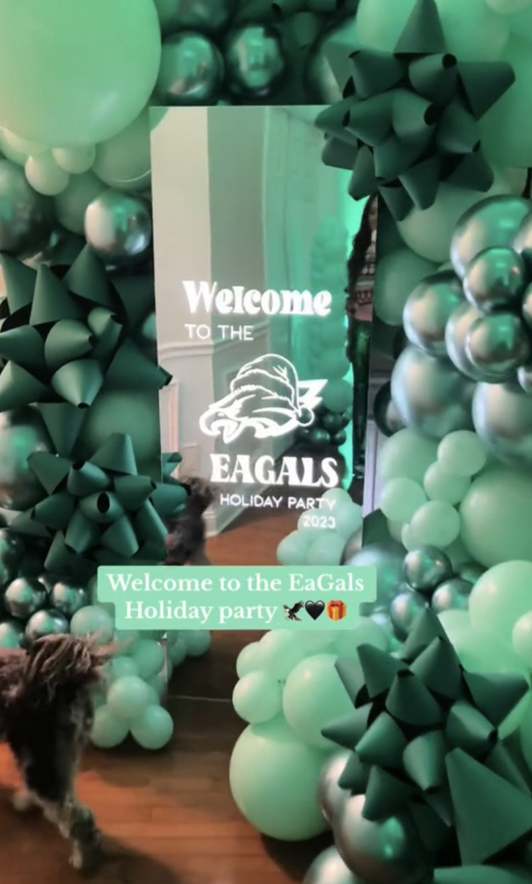 走进老鹰WAG的全绿色EAGALS圣诞派对