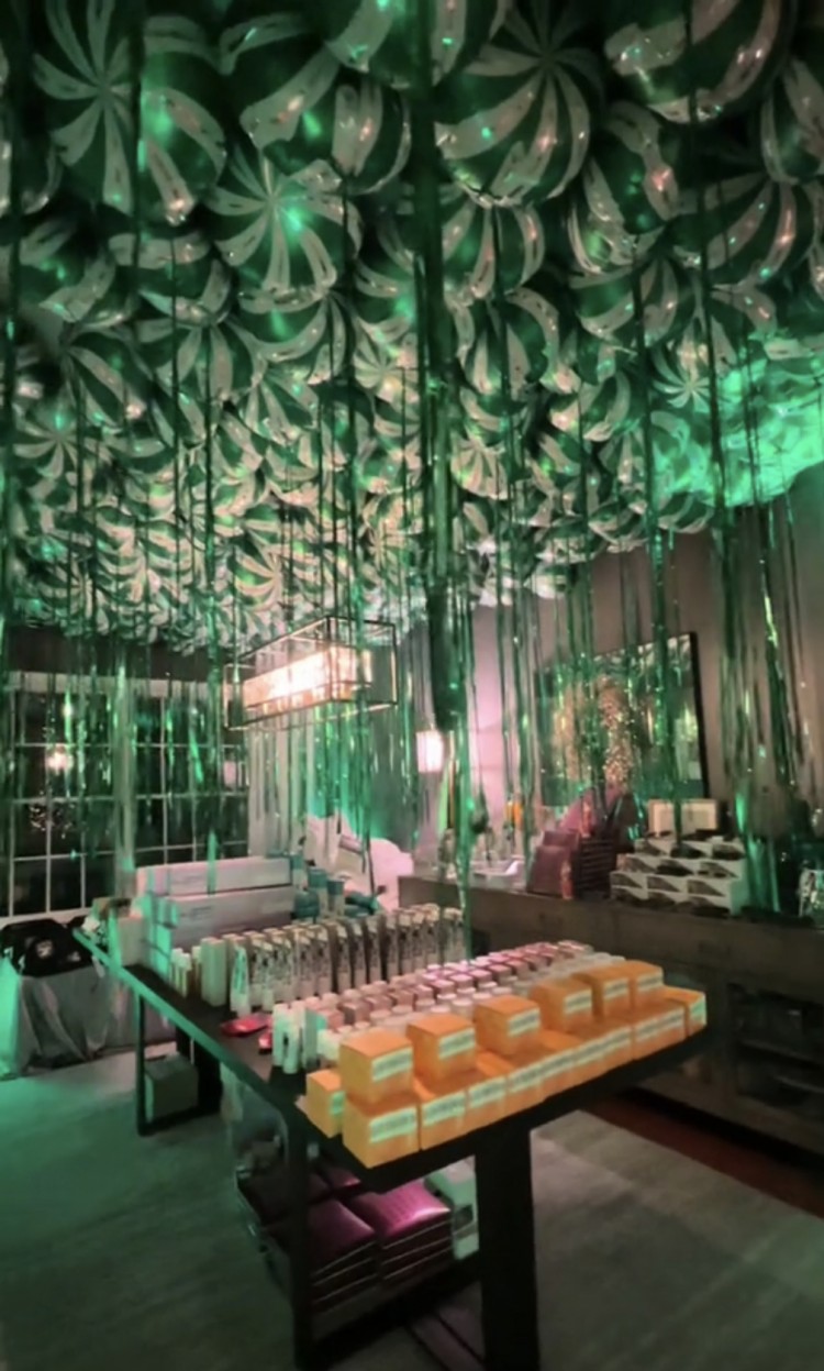 走进老鹰WAG的全绿色EAGALS圣诞派对