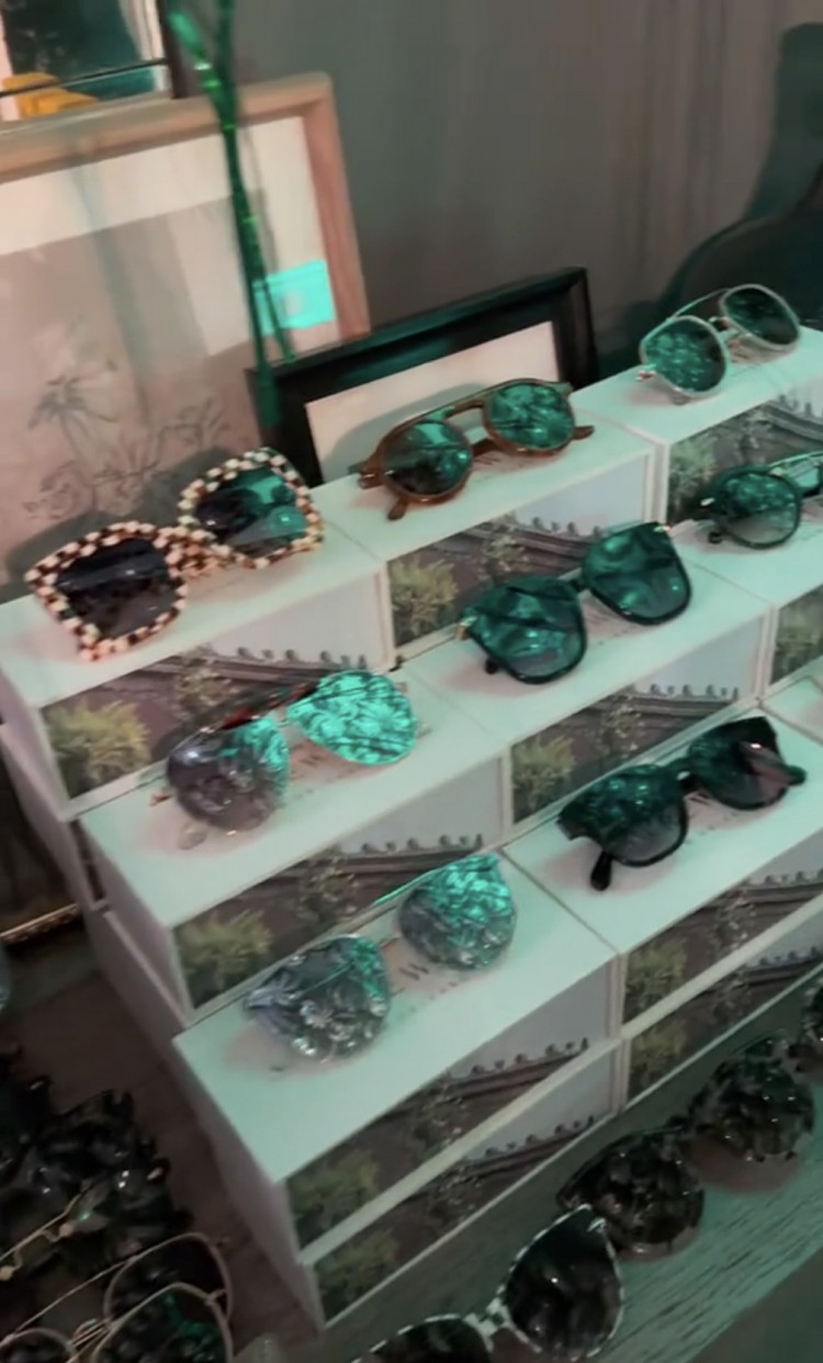 走进老鹰WAG的全绿色EAGALS圣诞派对