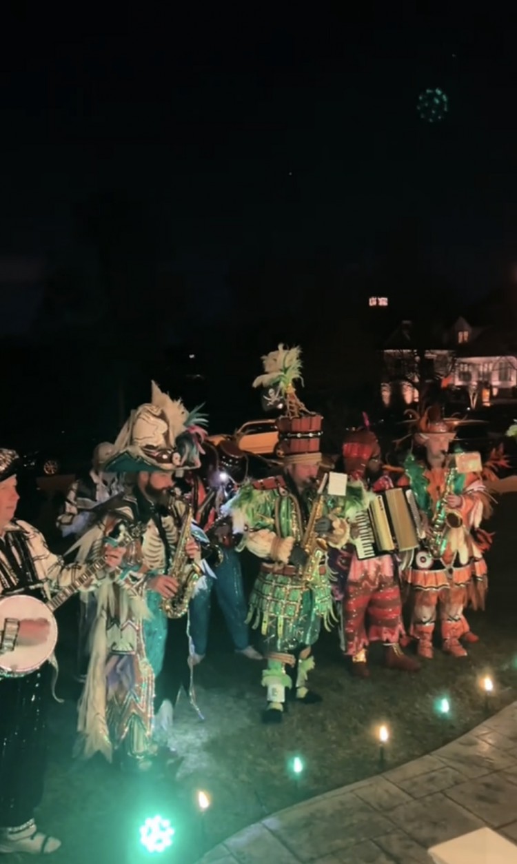 走进老鹰WAG的全绿色EAGALS圣诞派对