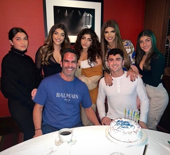 特蕾莎朱迪斯和路易斯鲁埃拉斯在圣诞家庭合影中微笑