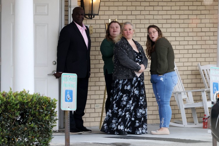 妈妈琼香农带着已故女儿安娜山雀卡德威尔的骨灰前往迪士尼世界进行家庭旅行