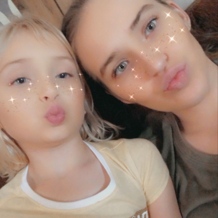 妈妈琼香农带着已故女儿安娜山雀卡德威尔的骨灰前往迪士尼世界进行家庭旅行