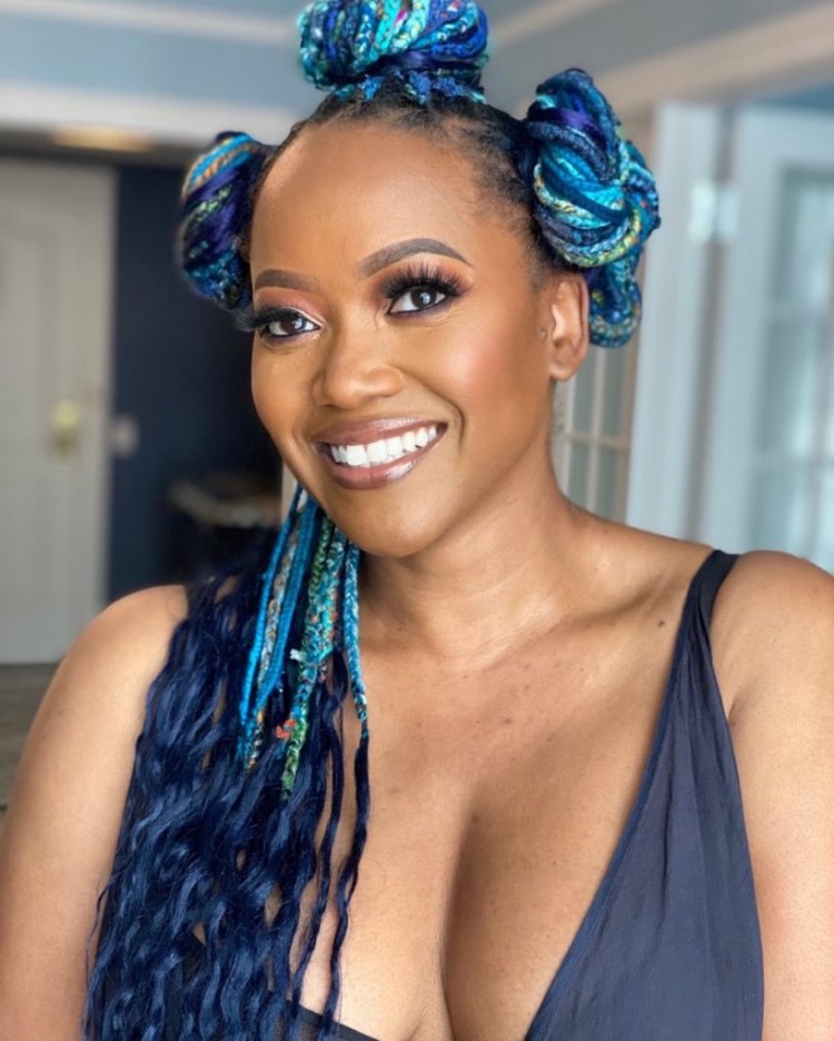 埃里卡亚历山大ERIKAALEXANDER称赞黄金女郎对她90年代的热门单曲单身生活产生了影响