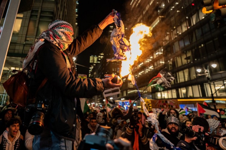 亲以色列众议员里奇托雷斯的办公室被血腥耶稣娃娃破坏