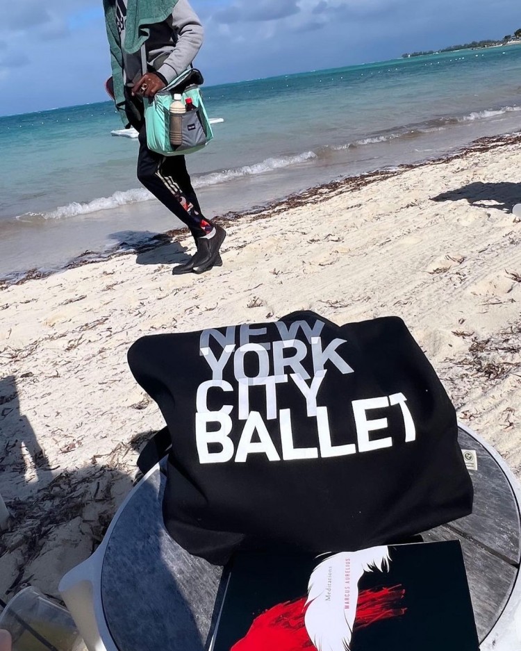 丹尼马斯特森离婚后比茹菲利普斯在最需要的假期里沐浴阳光