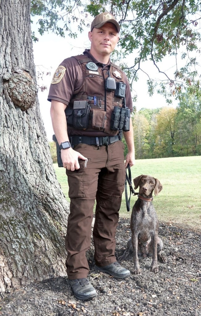 最近加入警察队伍的K9帮助失踪的孩子与弗吉尼亚家庭圣诞节前团聚