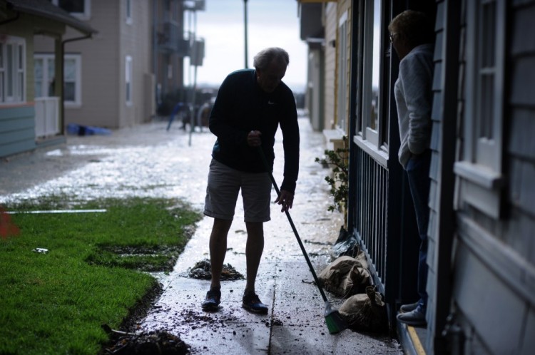 加州海滩城镇被巨浪淹没疏散命令