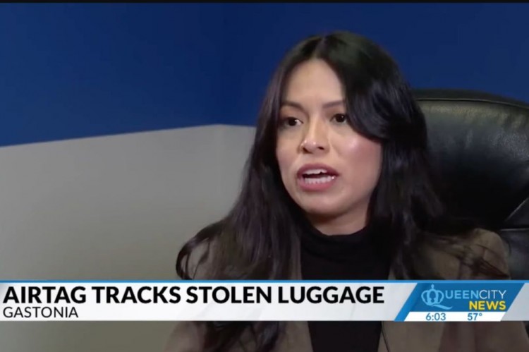 佛罗里达州家庭使用APPLEAIRTAG定位从北卡罗来纳州机场到嫌疑人家中被盗行李的位置