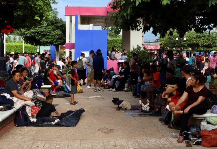 移民大篷车成员在前往埃尔帕索的途中紧紧抓住野兽火车