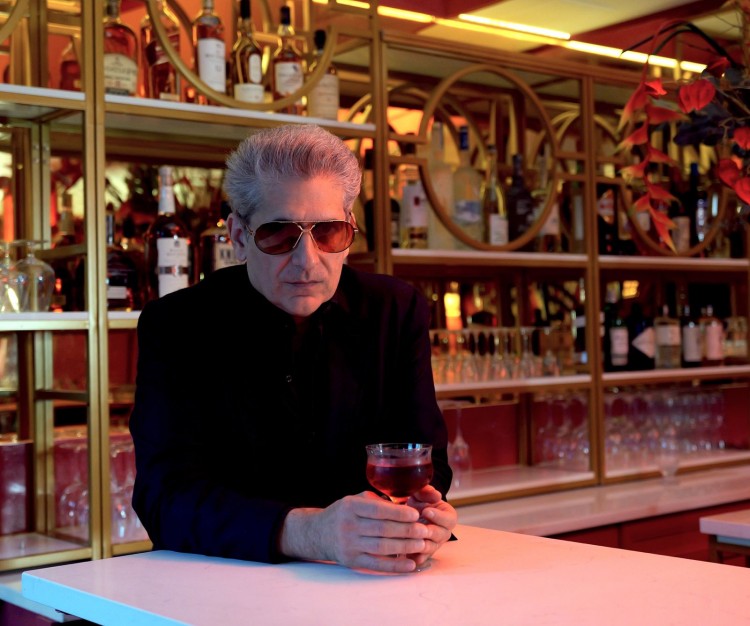 黑道家族和白莲花的主演迈克尔因佩里奥利MICHAELIMPERIOLI介绍了他在纽约的新餐厅一家私人餐厅