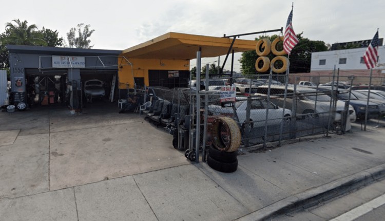 佛罗里达州企业主因园艺师将树叶吹到他的财产上而开枪射击报告