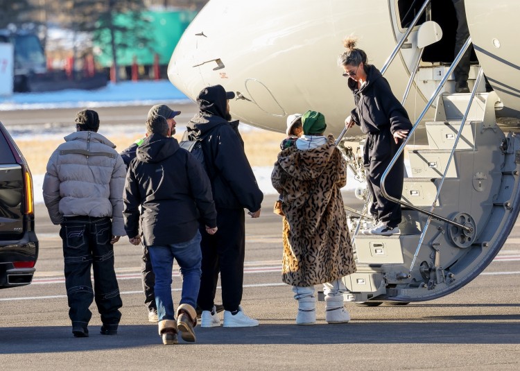 蕾哈娜RIHANNA穿着价值1万美元的动物印花夹克与AAPROCKY儿子RIOT和RZA一起飞行