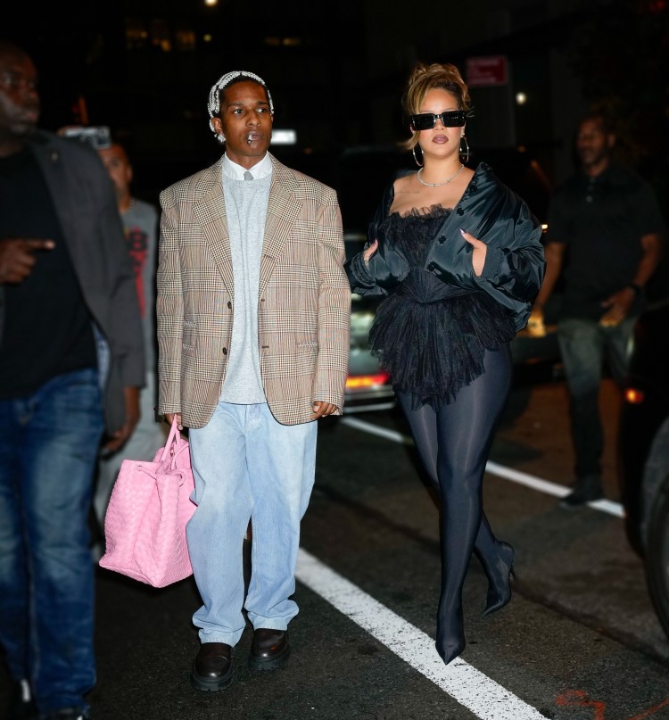 蕾哈娜RIHANNA穿着价值1万美元的动物印花夹克与AAPROCKY儿子RIOT和RZA一起飞行