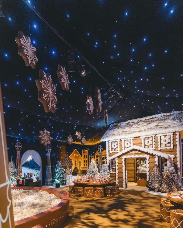 金卡戴珊KIMKARDASHIAN在与科勒KHLOÉ的激烈锻炼中展示了她细碎的背部肌肉