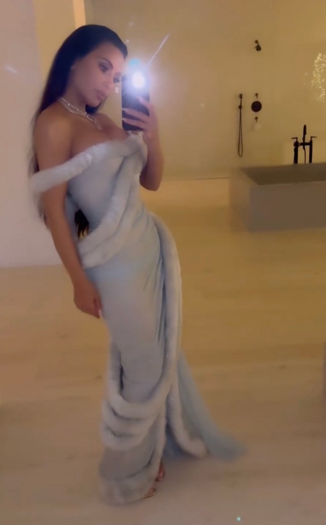 金卡戴珊KIMKARDASHIAN在与科勒KHLOÉ的激烈锻炼中展示了她细碎的背部肌肉