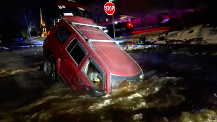 夫妻俩的车掉进路中央的巨大天坑里里面全是水场面恐怖