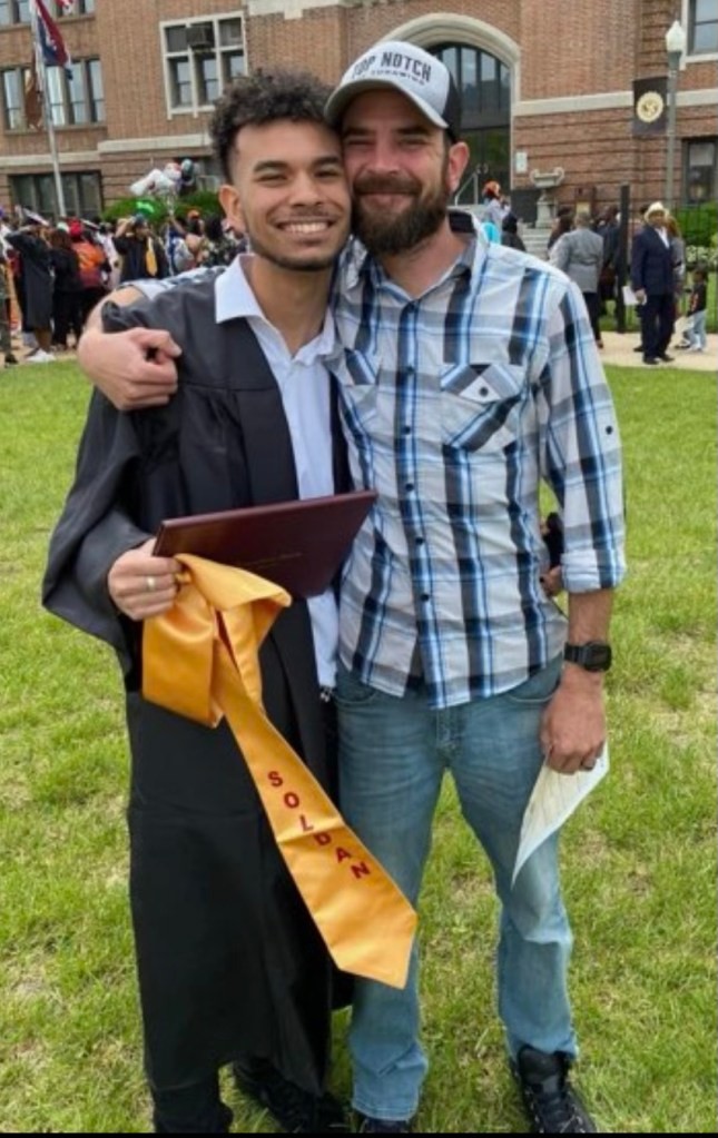 星巴克咖啡师因制服两名劫匪而遭手枪鞭打而被解雇