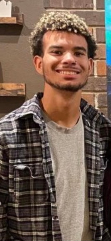 星巴克咖啡师因制服两名劫匪而遭手枪鞭打而被解雇