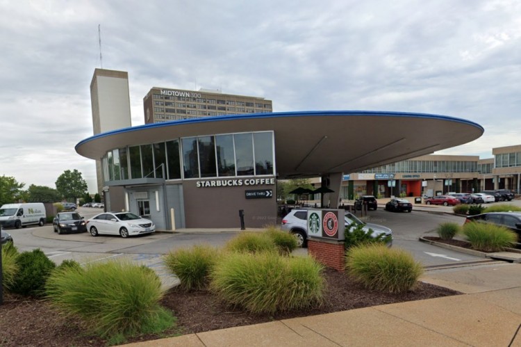 星巴克咖啡师因制服两名劫匪而遭手枪鞭打而被解雇