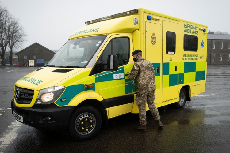 威尔士救护车服务机构揭晓2023年最荒唐的紧急呼叫我的手卡在了FKI里