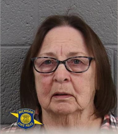 现已退休的79岁学校工作人员被指控向未成年儿童发送不当短信和SNAPCHAT