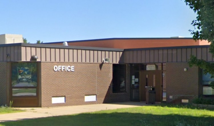 现已退休的79岁学校工作人员被指控向未成年儿童发送不当短信和SNAPCHAT