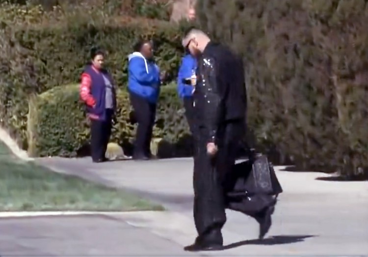 TRAVISKELCE身着闪亮的黑色西装亮相2024年超级碗宝石迷阵