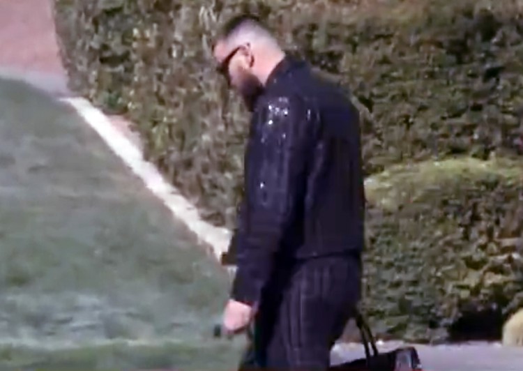 TRAVISKELCE身着闪亮的黑色西装亮相2024年超级碗宝石迷阵