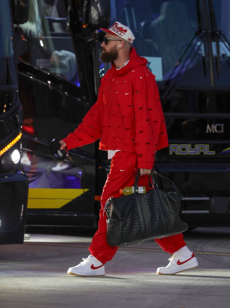 TRAVISKELCE身着闪亮的黑色西装亮相2024年超级碗宝石迷阵