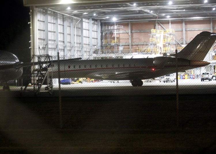 泰勒斯威夫特TAYLORSWIFT抵达澳大利亚后特拉维斯凯尔斯TRAVISKELCE带着妈妈唐娜DONNA参加酋长队超级碗游行