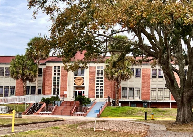 孤独的吉斯莱恩麦克斯韦尔GHISLAINEMAXWELL在佛罗里达州监狱的院子里踱步她正在该监狱服刑20年